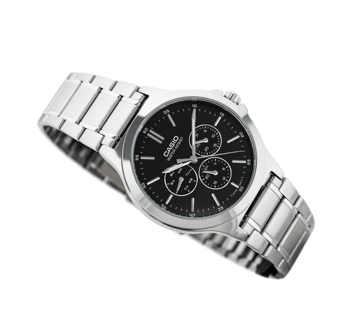 dettaglio quadrante nero Casio MTP-V300D-1A con giorno, data e 24h