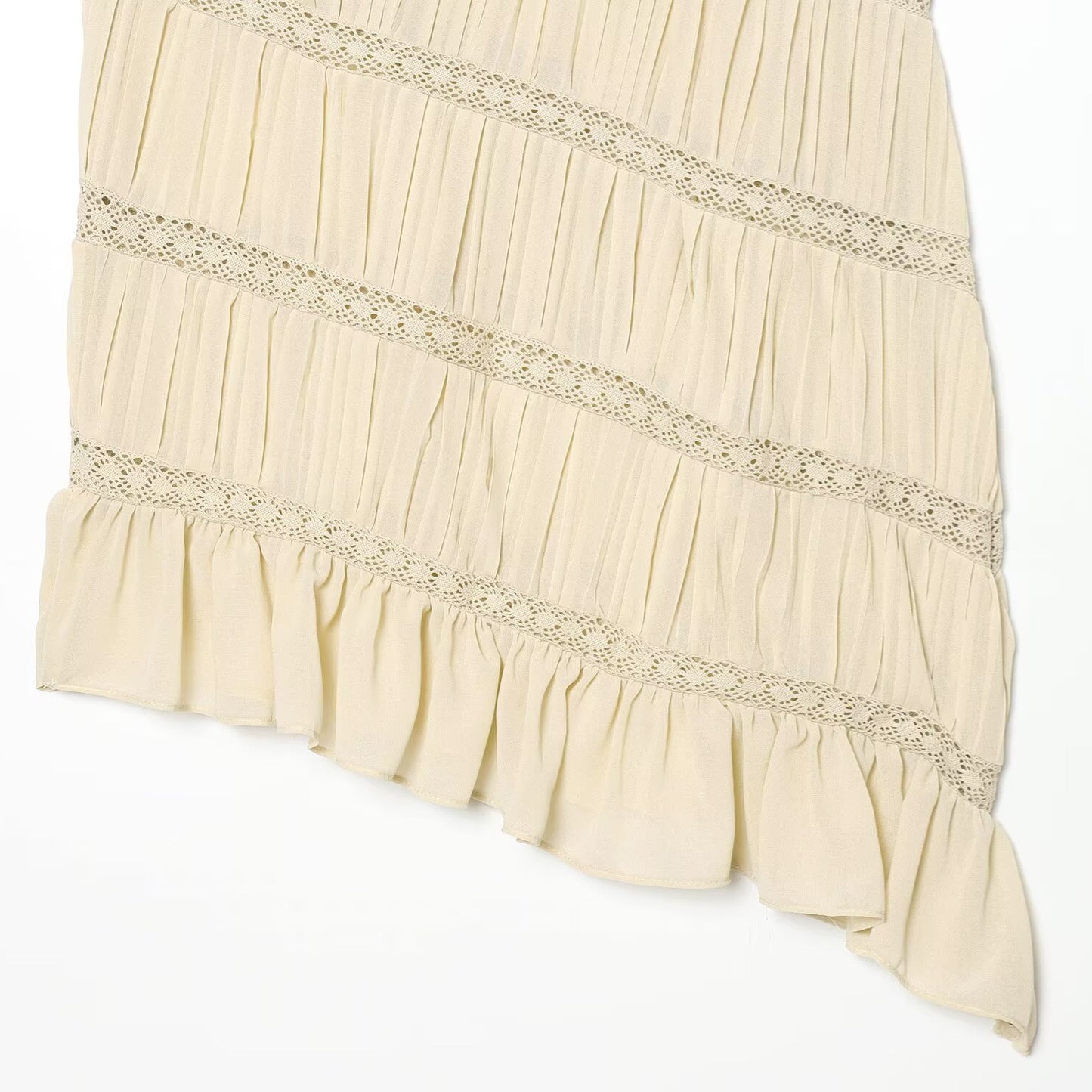 Vestito donna beige asimmetrico con spalline sottili regolabili, dettagli in pizzo decorativo e orlo con balza
