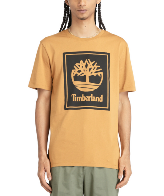 Acquista la T-Shirt Timberland Stack Logo Tee TB0A2AJ1 in cotone biologico. Comfort, stile e sostenibilità per il tuo look quotidiano. Disponibile in diverse taglie e colori