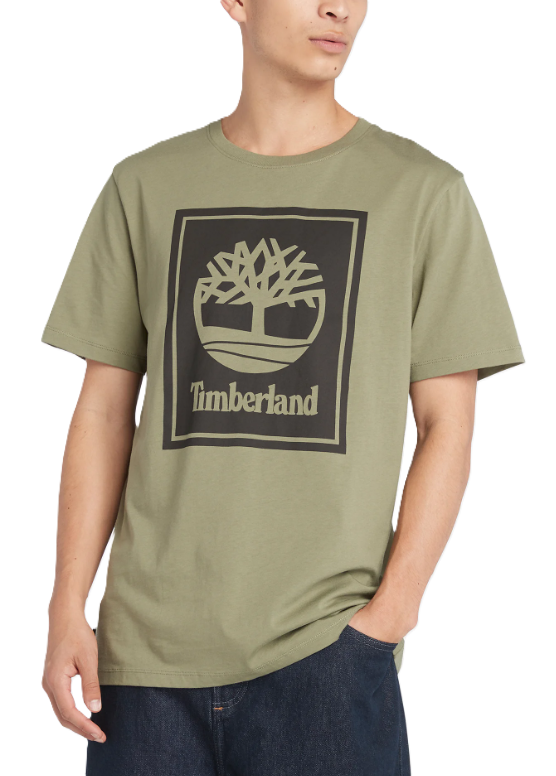 Acquista la T-Shirt Timberland Stack Logo Tee TB0A2AJ1 in cotone biologico. Comfort, stile e sostenibilità per il tuo look quotidiano. Disponibile in diverse taglie e colori