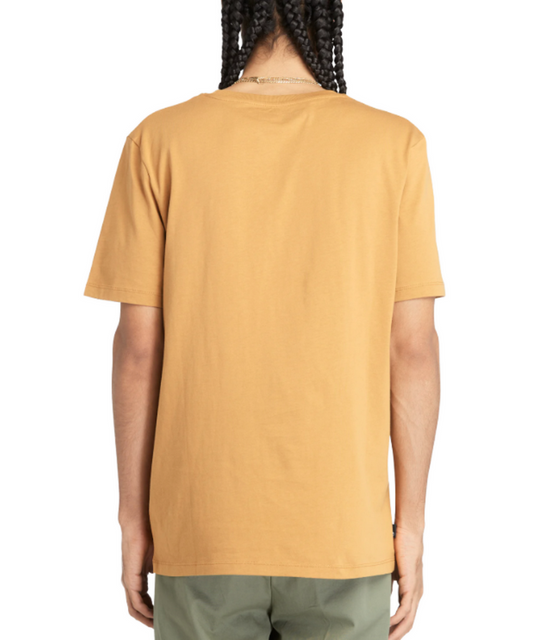 Acquista la T-Shirt Timberland Stack Logo Tee TB0A2AJ1 in cotone biologico. Comfort, stile e sostenibilità per il tuo look quotidiano. Disponibile in diverse taglie e colori