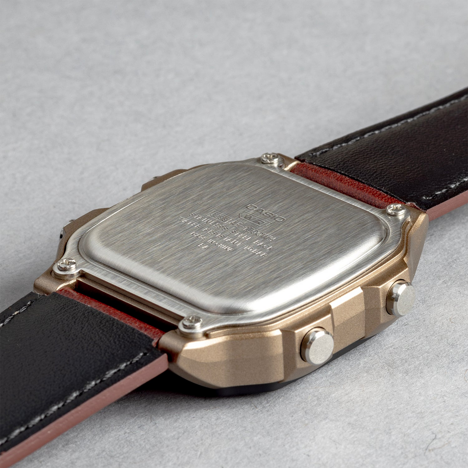 Scopri il Casio AE-1200WHL-5A: orologio digitale da uomo con cinturino in pelle marrone, cronometro, allarmi, orario mondiale e resistenza all’acqua