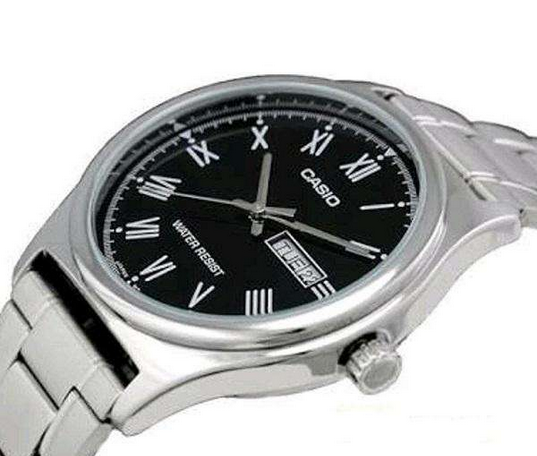 Orologio casio per uomo quadrante nero con segna data e giorno della settimana, cinturino in acciaio color argento con movimento al quarzo