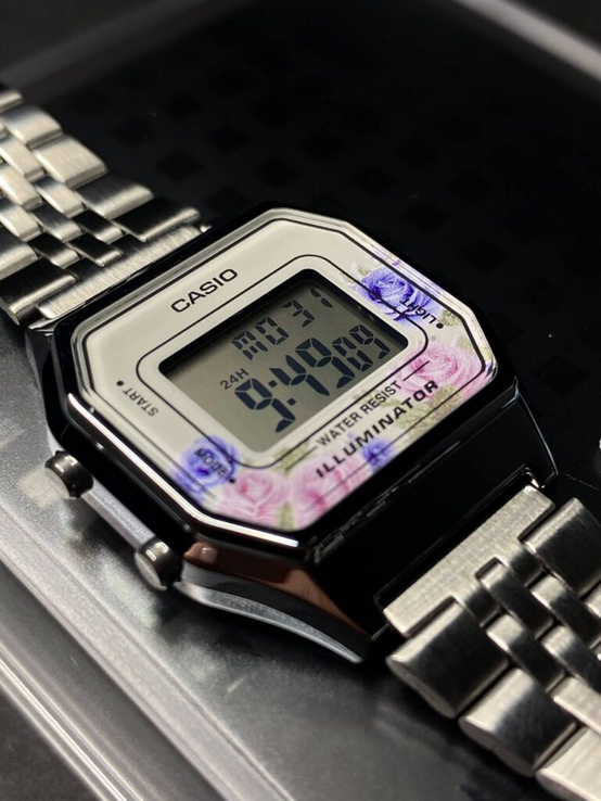 Acquista l'Orologio Digitale Casio LA680WA-4C da Donna, con design vintage, cassa argentata e bracciale in acciaio inox.