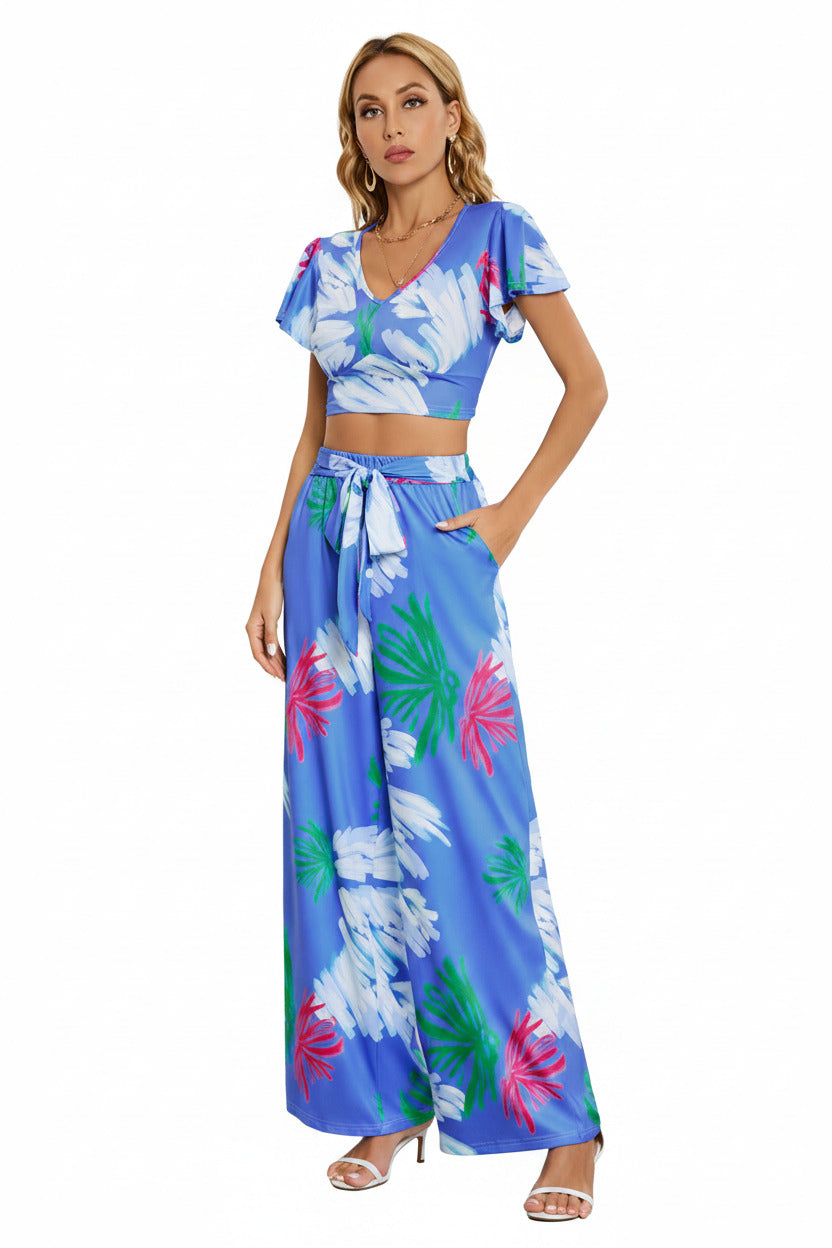 Outfit casual chic da donna con pantaloni a gamba larga e top colore blu