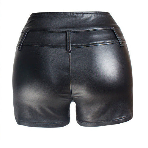 Pantaloncini in pelle vita alta neri LowEconomy: design sagomante, foderati internamente per comfort, perfetti per look chic e casual