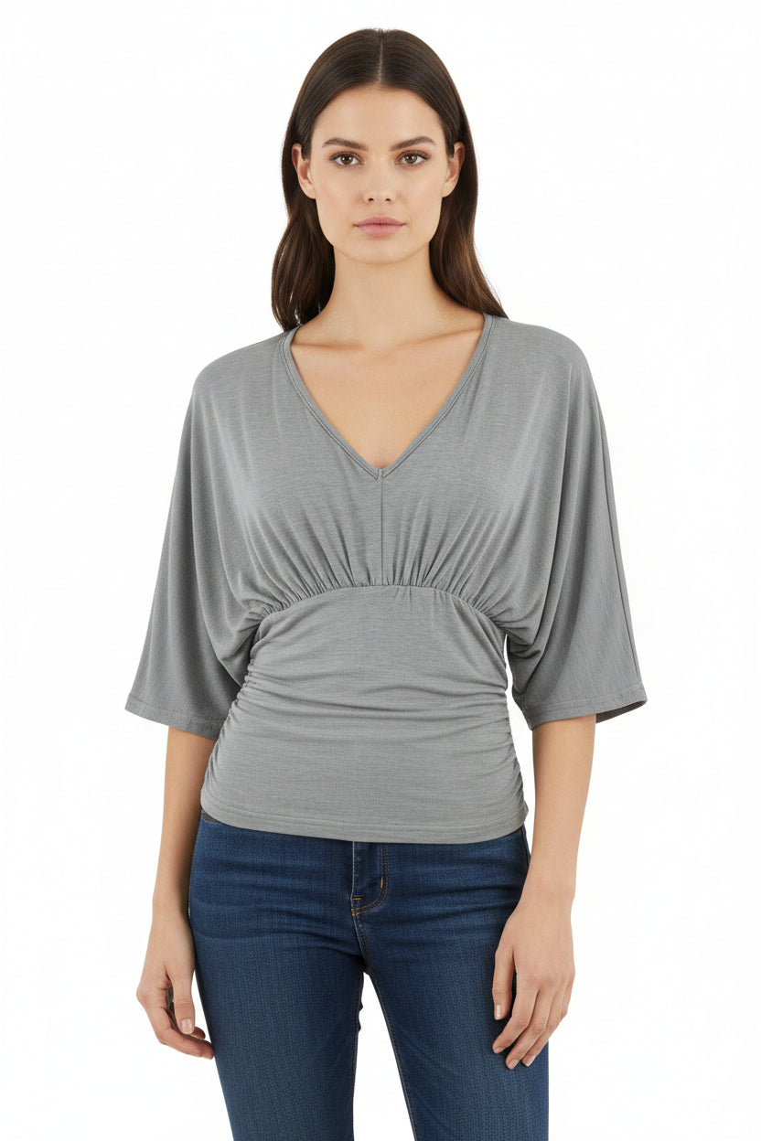 Blusa donna slim fit grigia con scollo a V, manica corta ampia e design arricciato in vita