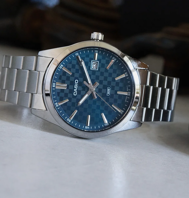 Casio MTP-VD03D-2A2 vista frontale orologio uomo acciaio quadrante blu