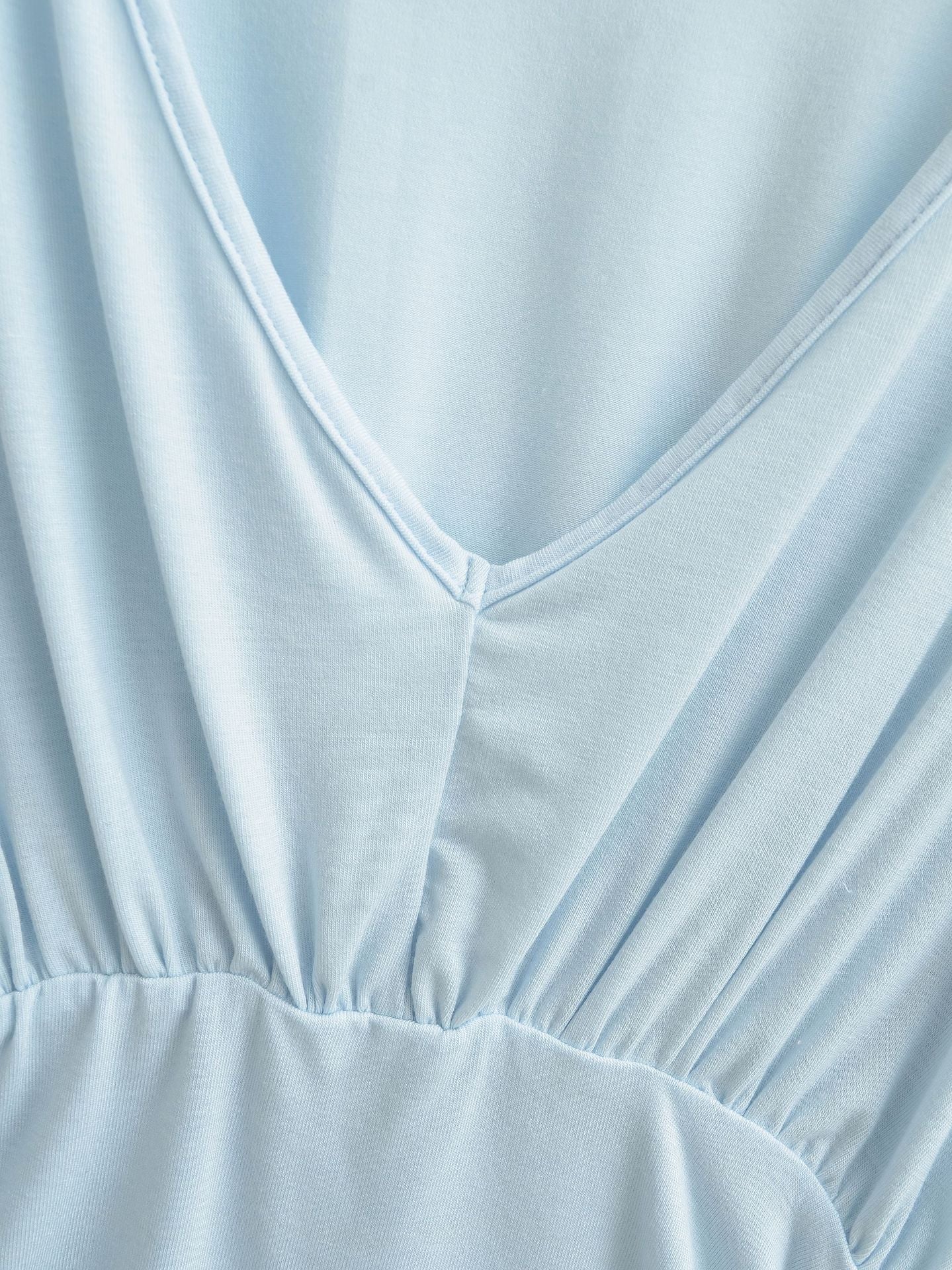 Blusa donna slim fit grigia con scollo a V, manica corta ampia e design arricciato in vita