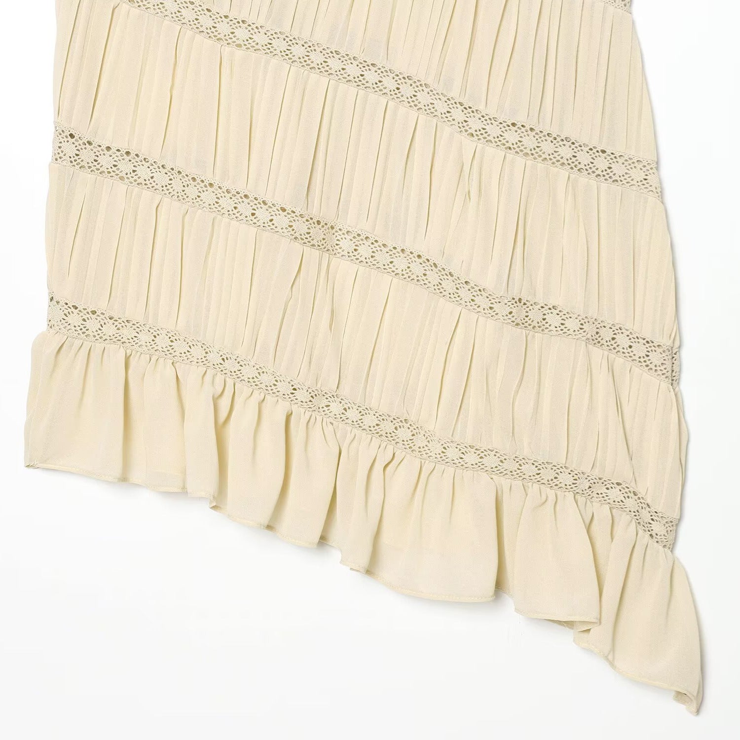 Vestito donna beige asimmetrico con spalline sottili regolabili, dettagli in pizzo decorativo e orlo con balza