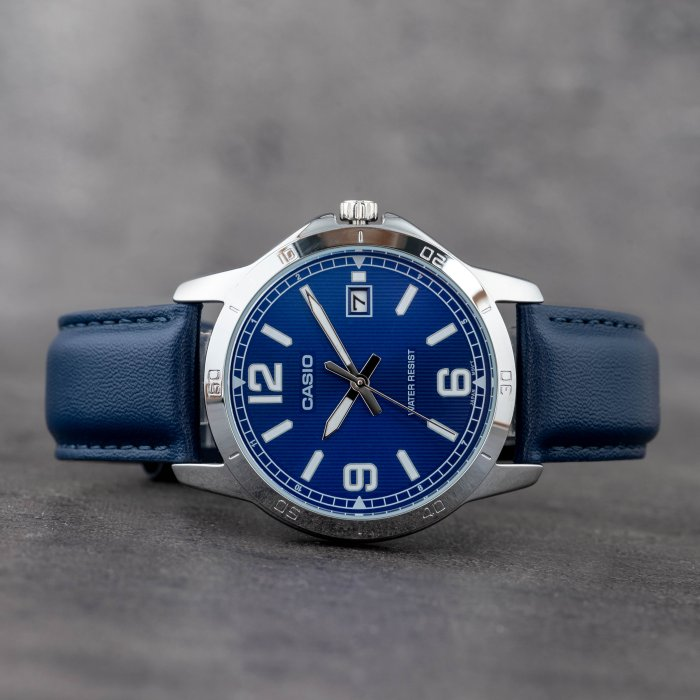 Scopri il Casio MTP-V004L-2B: orologio da uomo con quadrante blu, cinturino in pelle, datario e movimento analogico al quarzo. Eleganza e affidabilità in un unico accessorio.