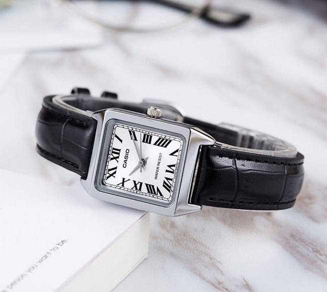 Casio LTP‑V007L‑7B1 vista frontale quadrante bianco numeri romani