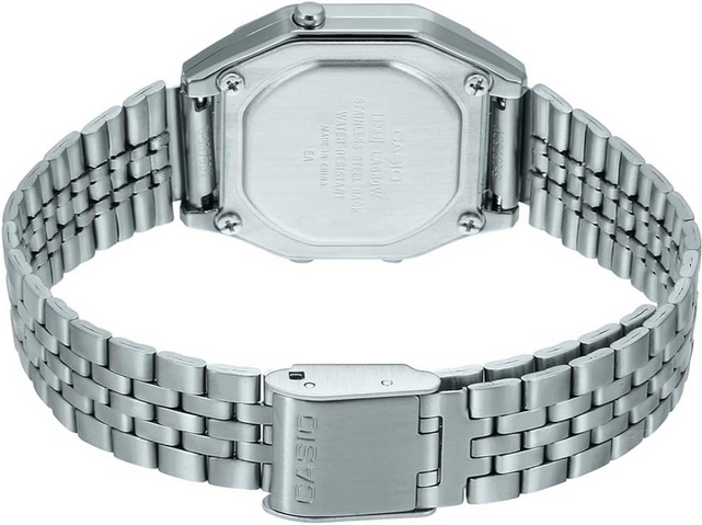 Acquista l'Orologio Digitale Casio LA680WA-4C da Donna, con design vintage, cassa argentata e bracciale in acciaio inox.