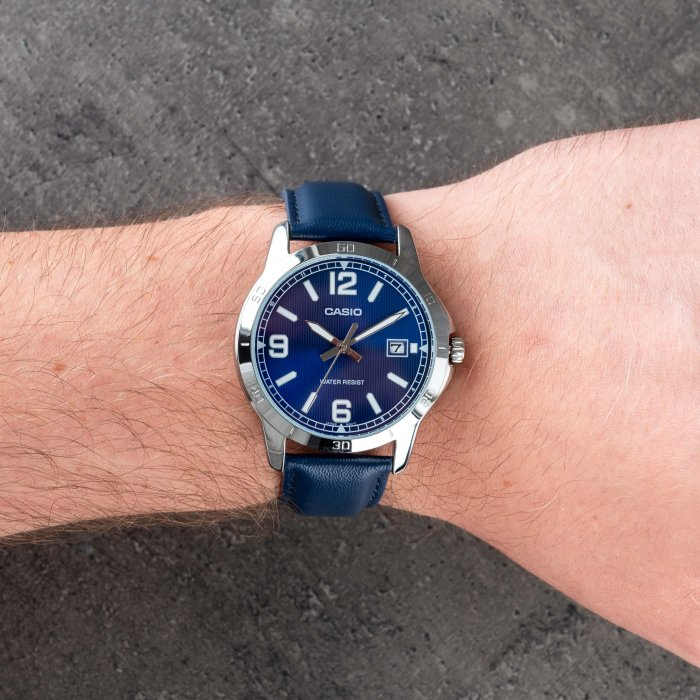 Scopri il Casio MTP-V004L-2B: orologio da uomo con quadrante blu, cinturino in pelle, datario e movimento analogico al quarzo. Eleganza e affidabilità in un unico accessorio.