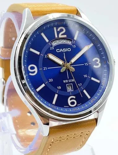 Orologio Casio, quadrante di colore blu con segna data e giorno della settimana, cinturino in pelle di colore beige, movimento al quarzo, modello: MTP-E129L-2B2