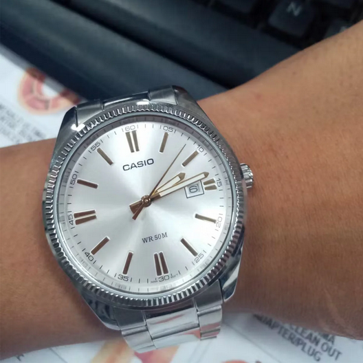 Orologio da uomo Casio MTP-1302D-7A2V con cinturino in acciaio inox, quadrante bianco e movimento al quarzo.