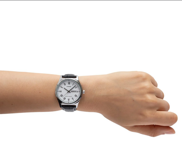 Orologio Casio per uomo con quadrante bianco con segna data e giorno della settimana, cinturino in pelle nero, movimento al quarzo