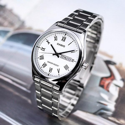 Orologio da polso casio per uomo con quadrante bianco segna data e giorno della settimana, cinturino in acciaio color argento con movimento al quarzo