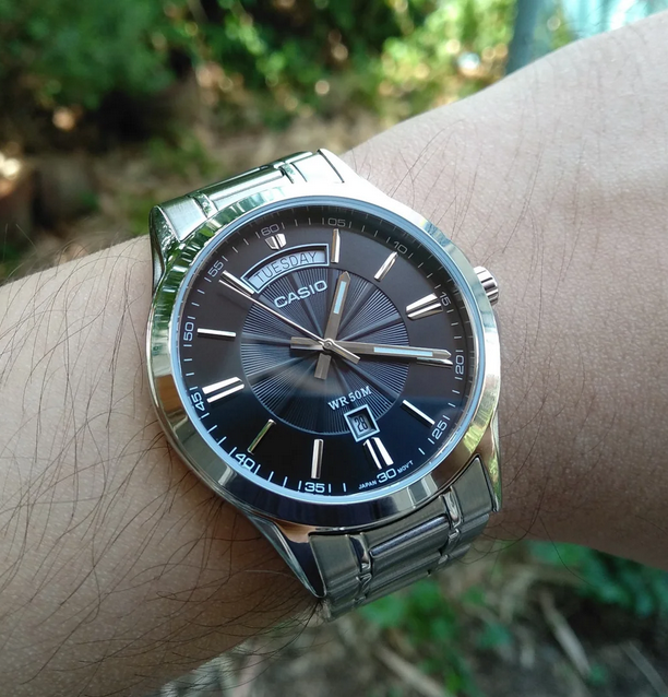 Orologio Casio per uomo, quadrante di colore nero con segna data e giorno della settimana, cinturino in acciaio color argento, con movimento al quarzo, modello: MTP-1381D-1A