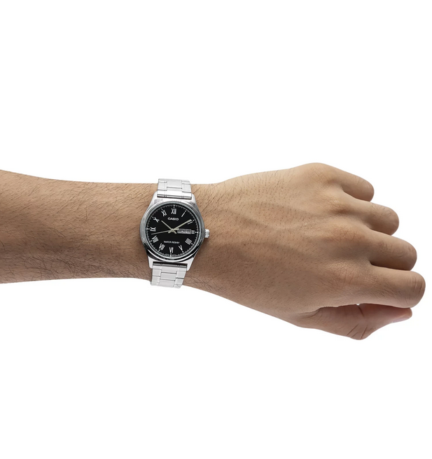 Orologio casio per uomo quadrante nero con segna data e giorno della settimana, cinturino in acciaio color argento con movimento al quarzo