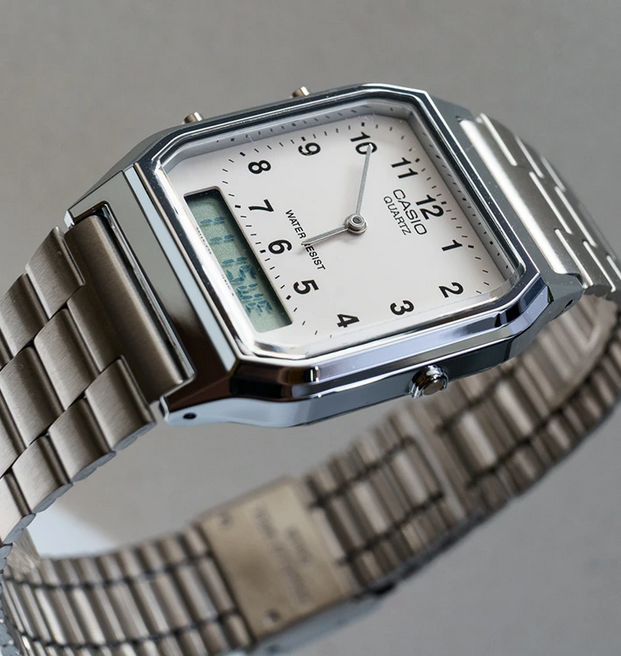 Orologio casio unisex quadrante bianco con doppio orario analogico e digitale, movimento al quarzo, modello: AQ-230A-7B