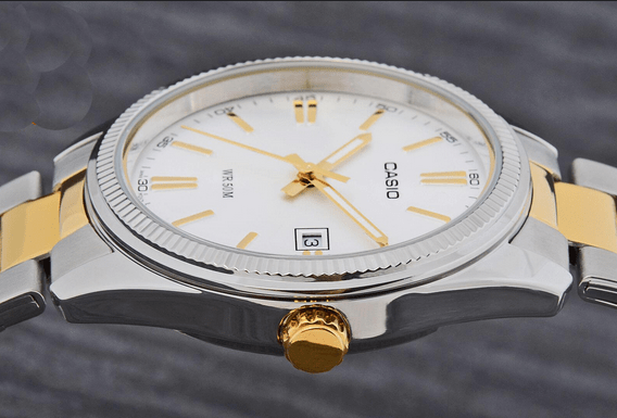 Orologio asio per uomo, quadrante argento e oro, cinturino in acciaio color argento e oro con segna data, movimento al quarzo, modello: MTP-1302SG-7A