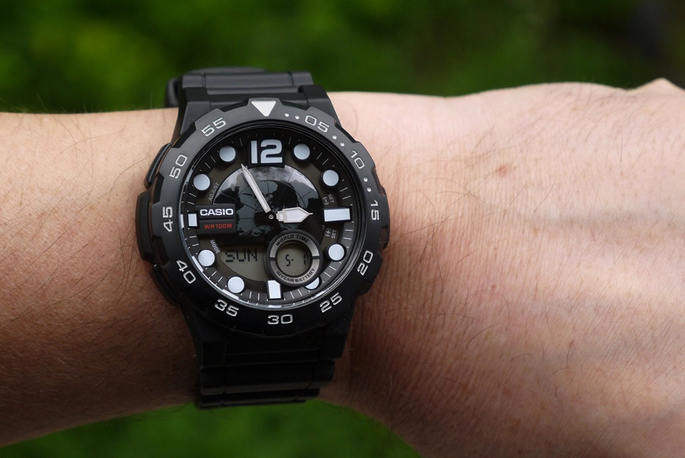 Orologio Casio per uomo quadrante di colore nero, cinturino in resina nero, movimento al quarzo, modello: AEQ-100W-1A