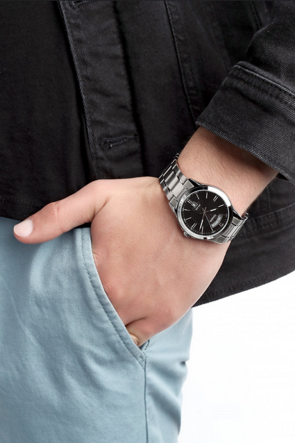 Orologio Casio per uomo, quadrante di colore nero con segna data e giorno della settimana, cinturino in acciaio color argento, con movimento al quarzo, modello: MTP-1381D-1A