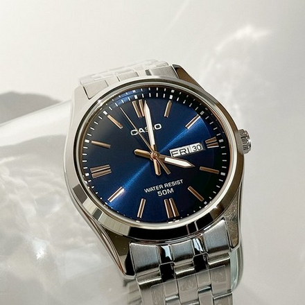 Orologio casio per uomo, quadrante colore blu con segna data e giorno della settimana, con cinturino in acciaio color argento, movimento al quarzo, modello: MTP-1335D-2A2