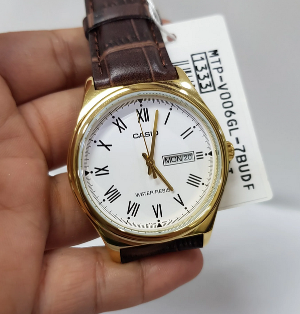 Orologio casio per uomo, quadrnate bianco con segna data e giorno della settimana, cinturino in pelle di colore marrone, movimento al quarzo, modello: MTP-V006GL-7B