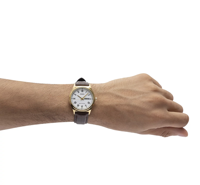 Orologio casio per uomo, quadrnate bianco con segna data e giorno della settimana, cinturino in pelle di colore marrone, movimento al quarzo, modello: MTP-V006GL-7B