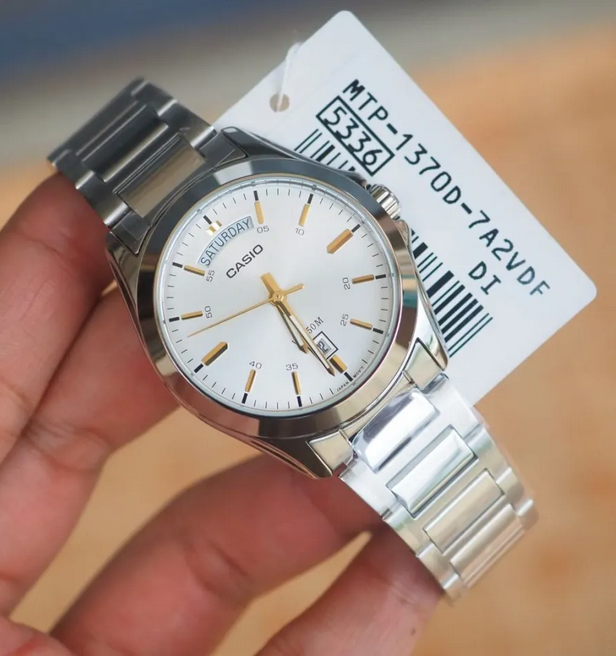 Orologio Casio per uomo, quadrante bianco con cinturino in acciaio color argento, movimento al quarzo, modello: MTP-1370D-7A2