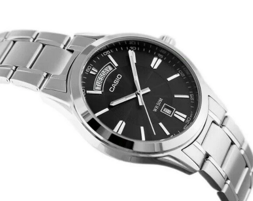 Orologio Casio per uomo, quadrante di colore nero con segna data e giorno della settimana, cinturino in acciaio color argento, con movimento al quarzo, modello: MTP-1381D-1A