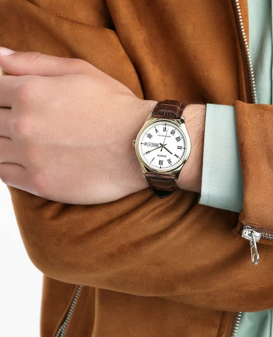 Orologio casio per uomo, quadrnate bianco con segna data e giorno della settimana, cinturino in pelle di colore marrone, movimento al quarzo, modello: MTP-V006GL-7B