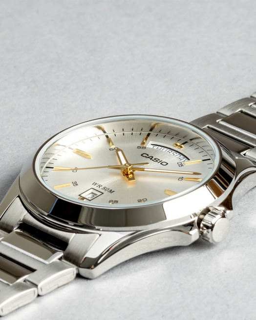 Orologio Casio per uomo, quadrante bianco con cinturino in acciaio color argento, movimento al quarzo, modello: MTP-1370D-7A2