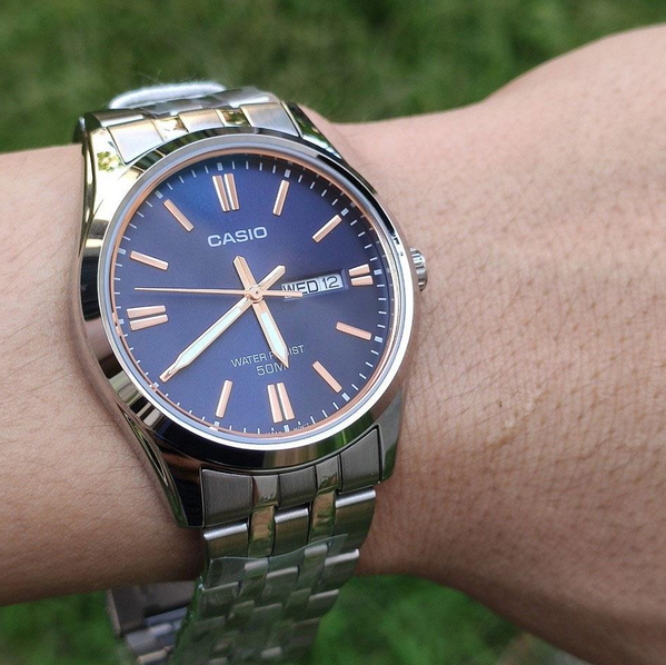 Orologio casio per uomo, quadrante colore blu con segna data e giorno della settimana, con cinturino in acciaio color argento, movimento al quarzo, modello: MTP-1335D-2A2