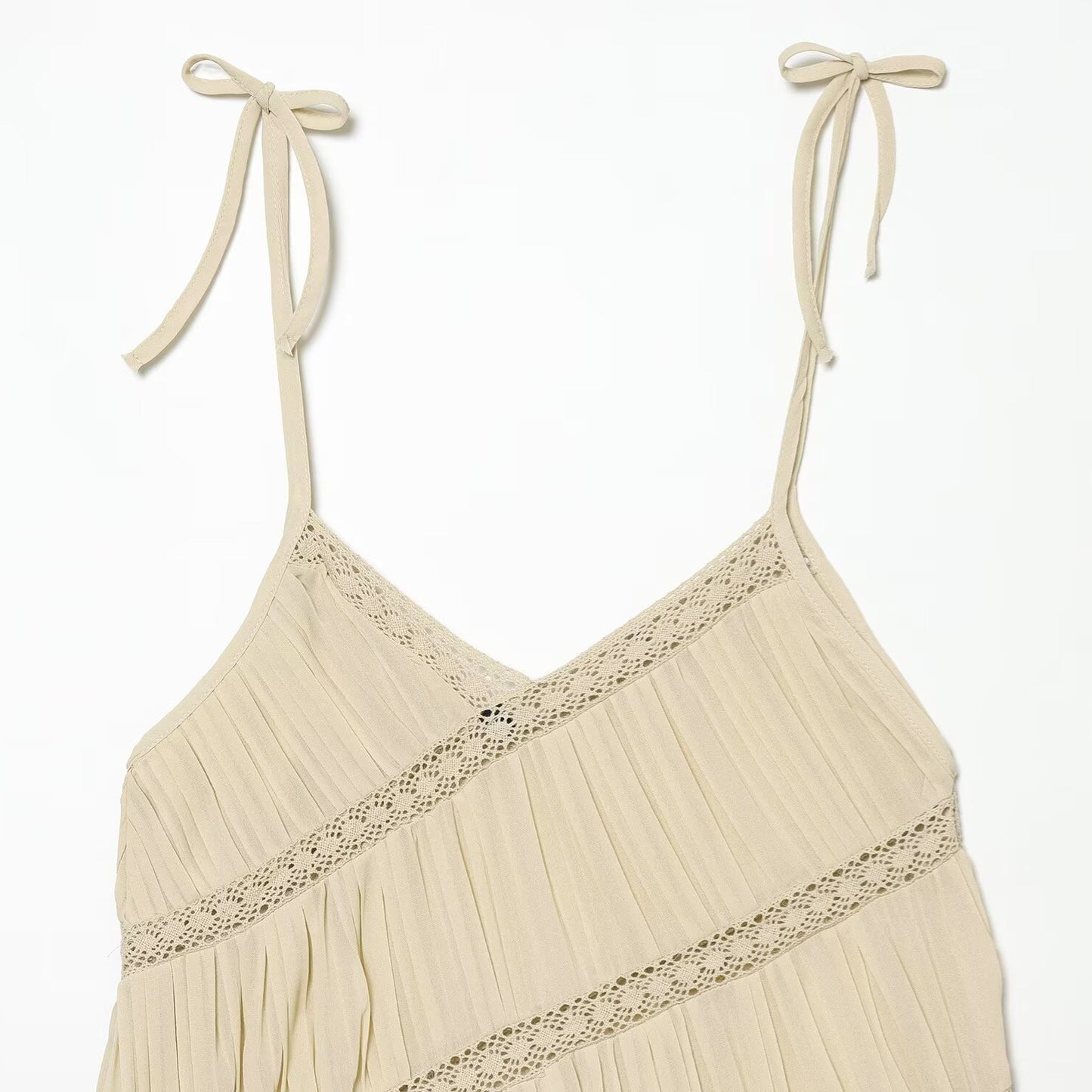 Vestito donna beige asimmetrico con spalline sottili regolabili, dettagli in pizzo decorativo e orlo con balza