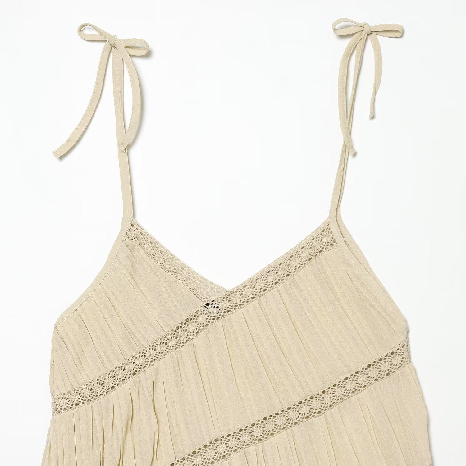 Vestito donna beige asimmetrico con spalline sottili regolabili, dettagli in pizzo decorativo e orlo con balza