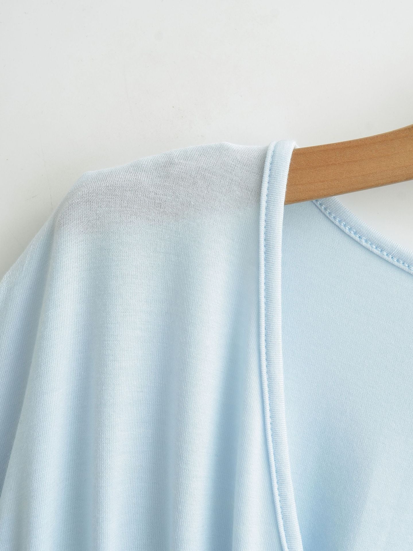 Blusa donna slim fit grigia con scollo a V, manica corta ampia e design arricciato in vita