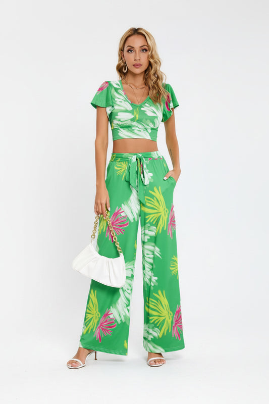 Outfit casual chic floreale da donna con pantaloni a gamba larga e top colore verde