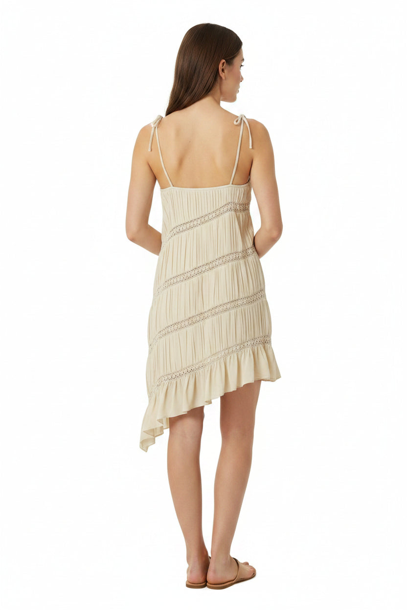 Vestito donna beige asimmetrico con spalline sottili regolabili, dettagli in pizzo decorativo e orlo con balza
