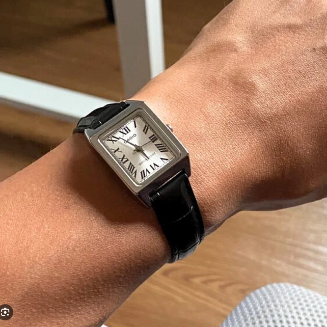 Orologio Casio da donnna con cinturino in pelle elegante, particolare foto al polso