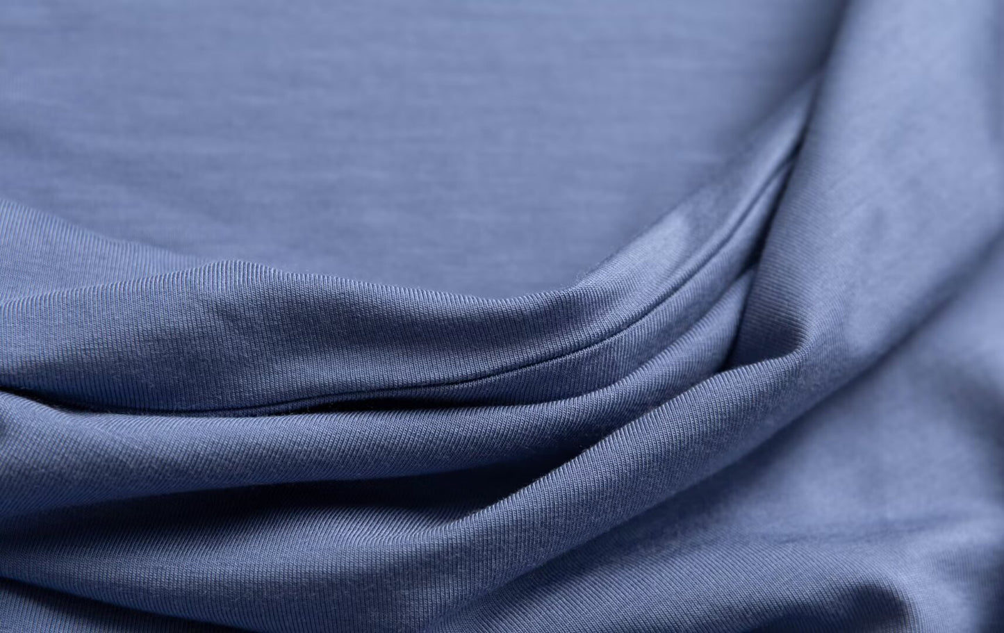 Maglietta donna monospalla in cotone con scollo diagonale e vestibilità aderente