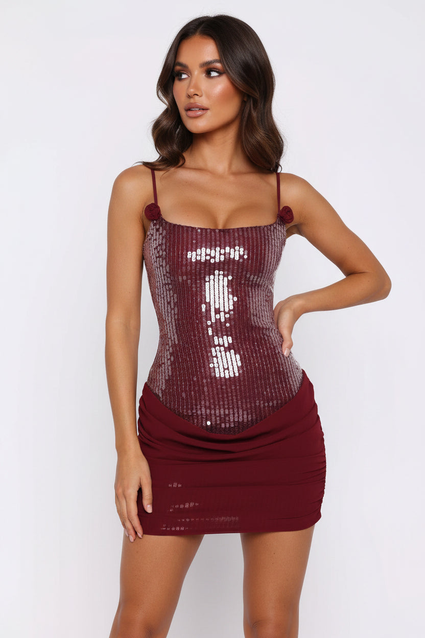 Abito estivo femminile aderente da donna con paillettes e spalline sottili