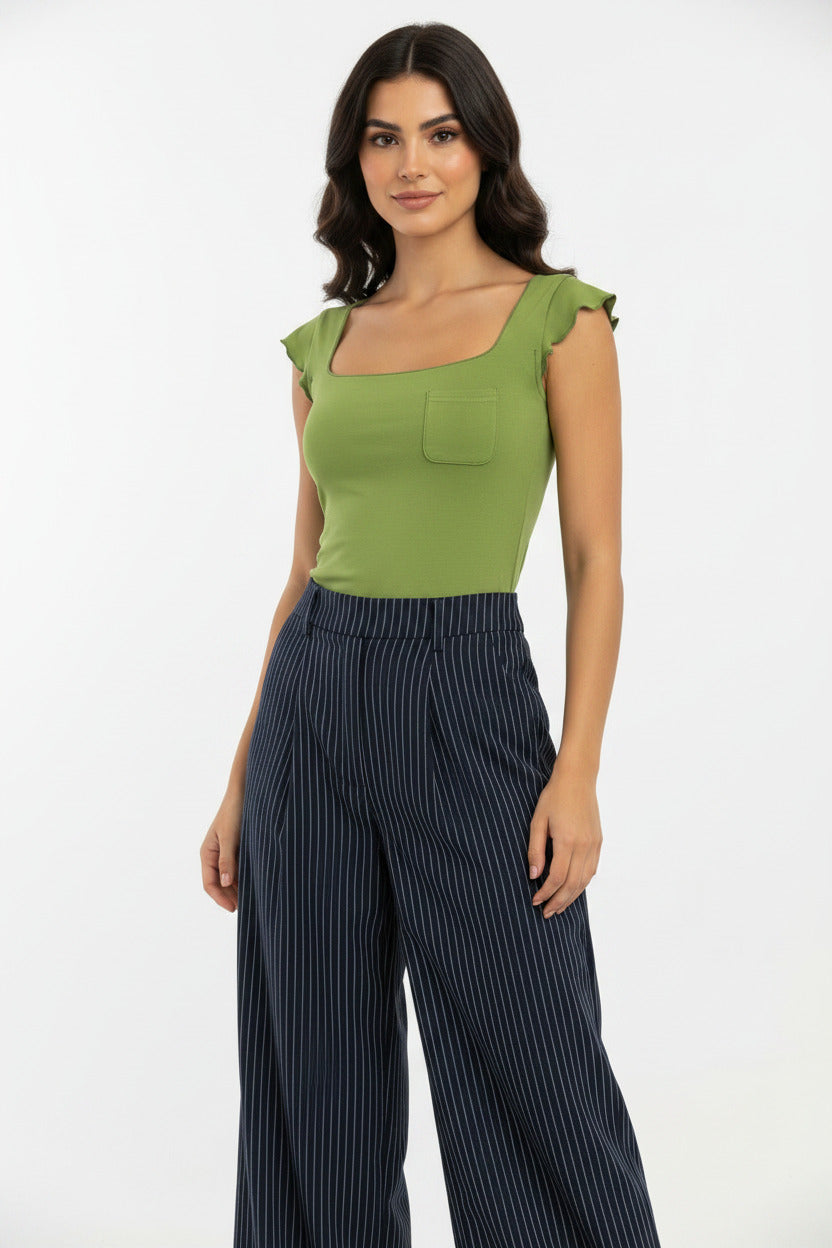 Maglietta estiva per donna con taschino frontale modello slim fit con scollo a u