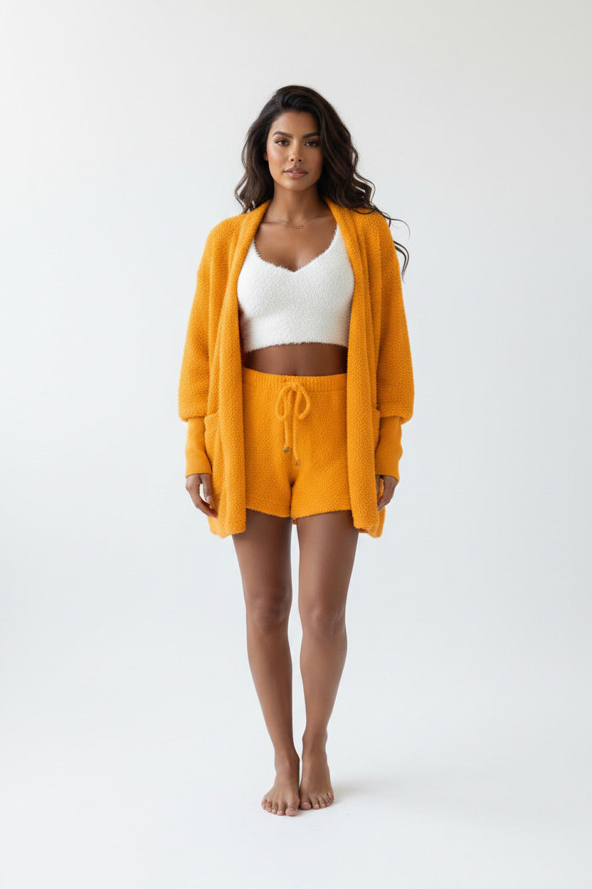 Set tre pezzi peloso con giacca lunga, pantaloncini e canotta bianca coordinati
