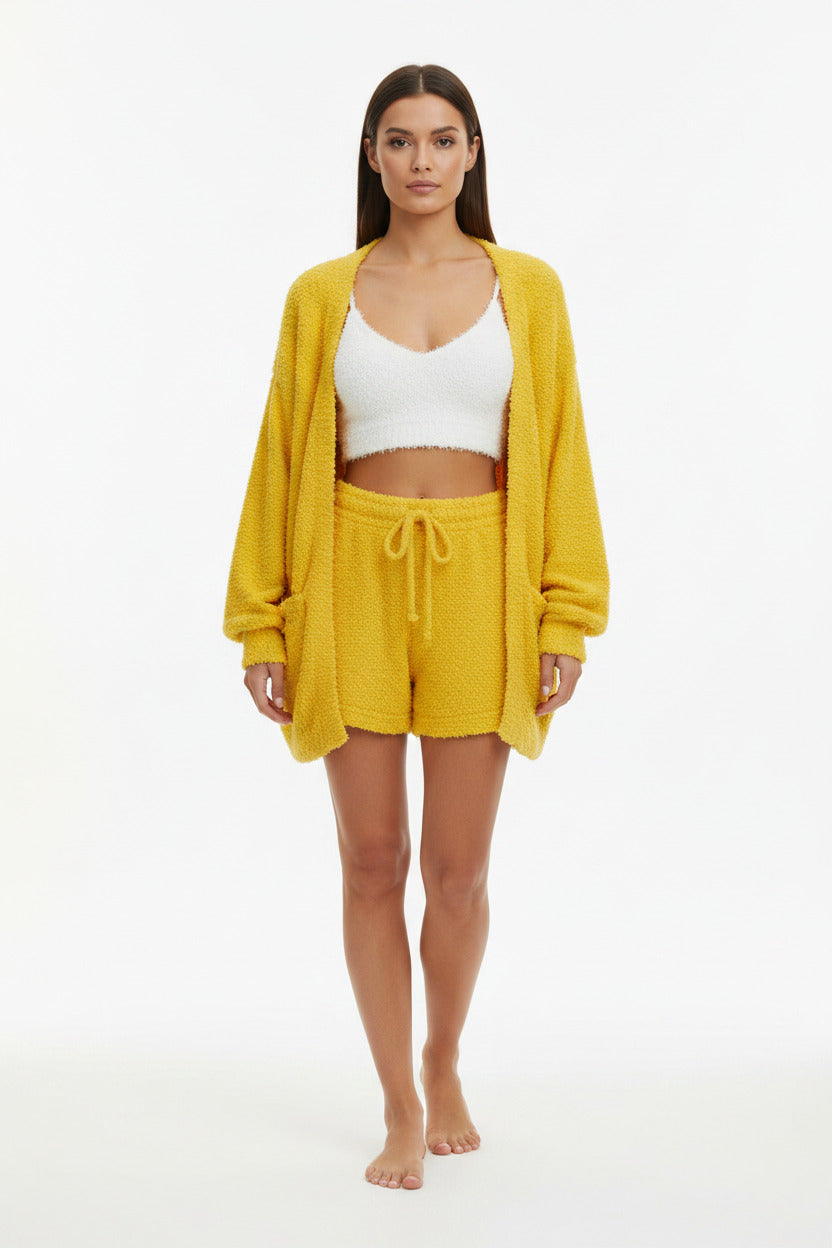 Set tre pezzi peloso con giacca lunga, pantaloncini e canotta bianca coordinato